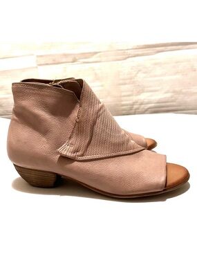 Miz Mooz Boots Size 7W Leather Peep Toe Ankle Zip Booties